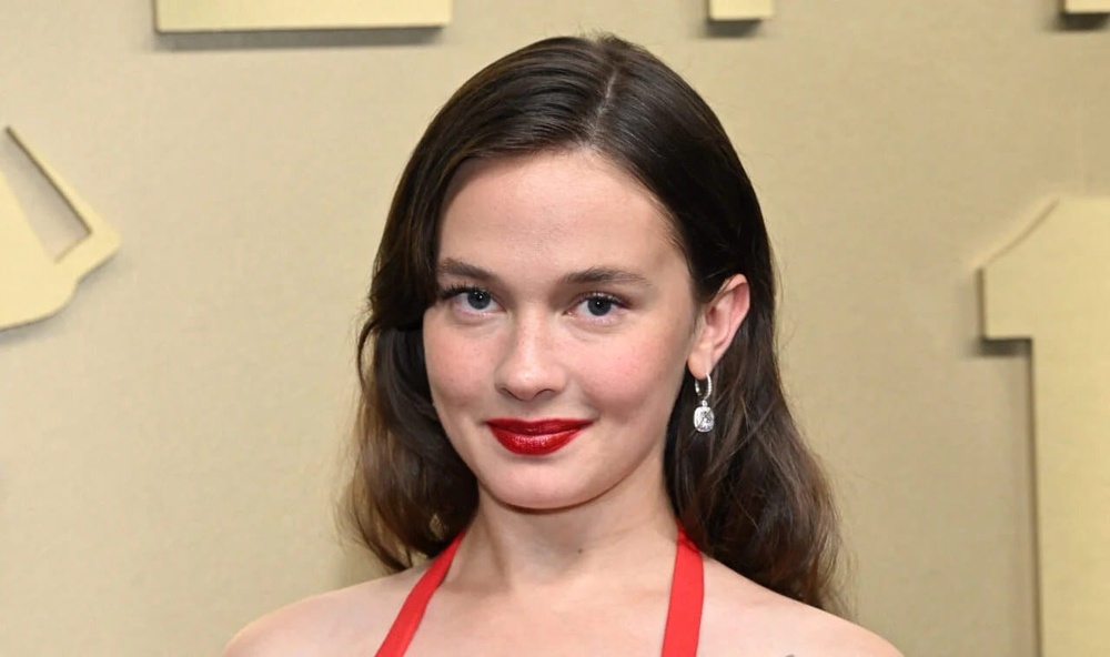 Image from: How These Stars Mastered Subtle Glamour At The 2026 Emmy Awards