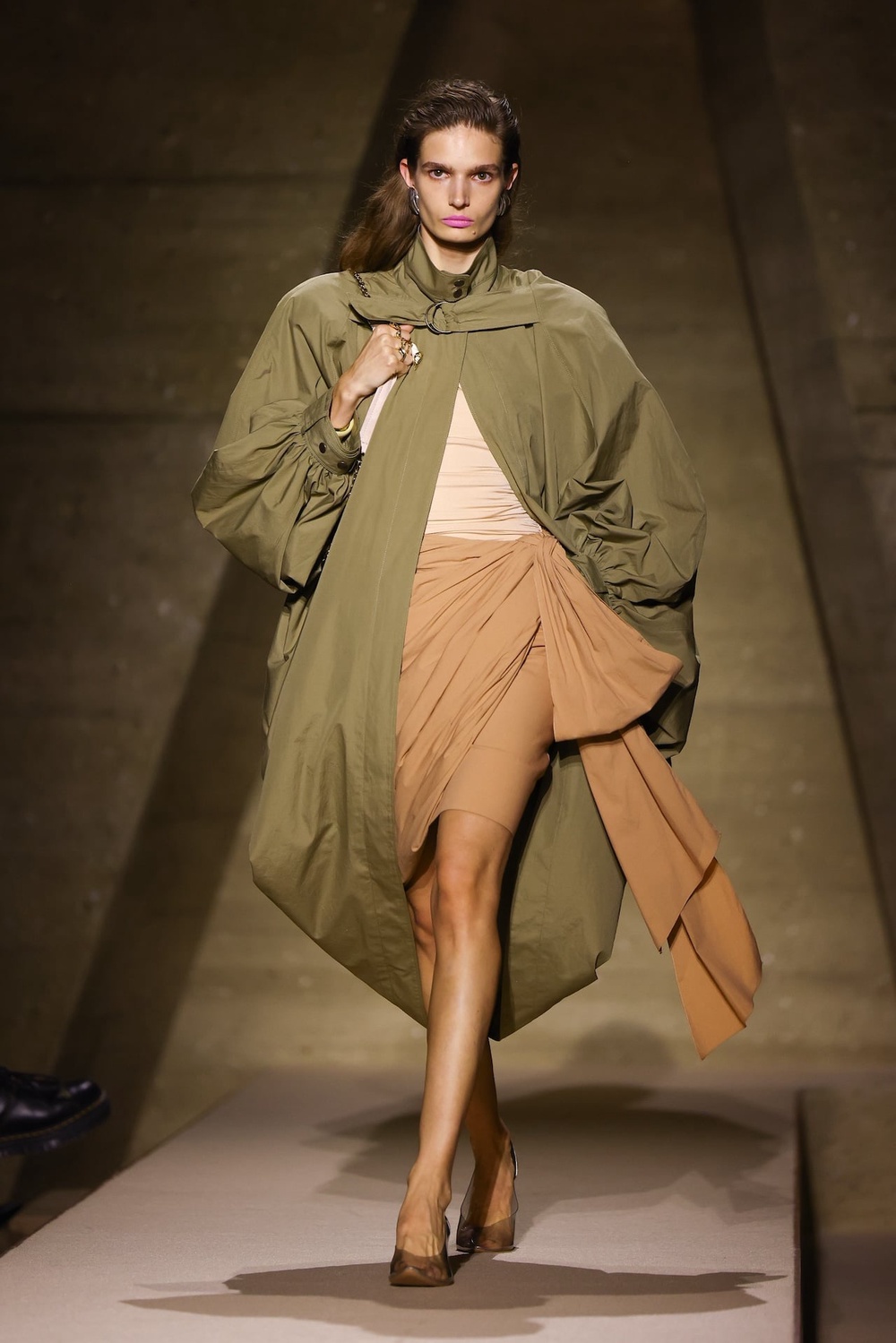PARIS, FRANCE - OCTOBER 05: A model walks the runway during the Chloé Womenswear Spring/Summer 2026 show as part of Paris Fashion Week on October 05, 2025 in Paris, France. (Photo by Marc Piasecki/Getty Images)