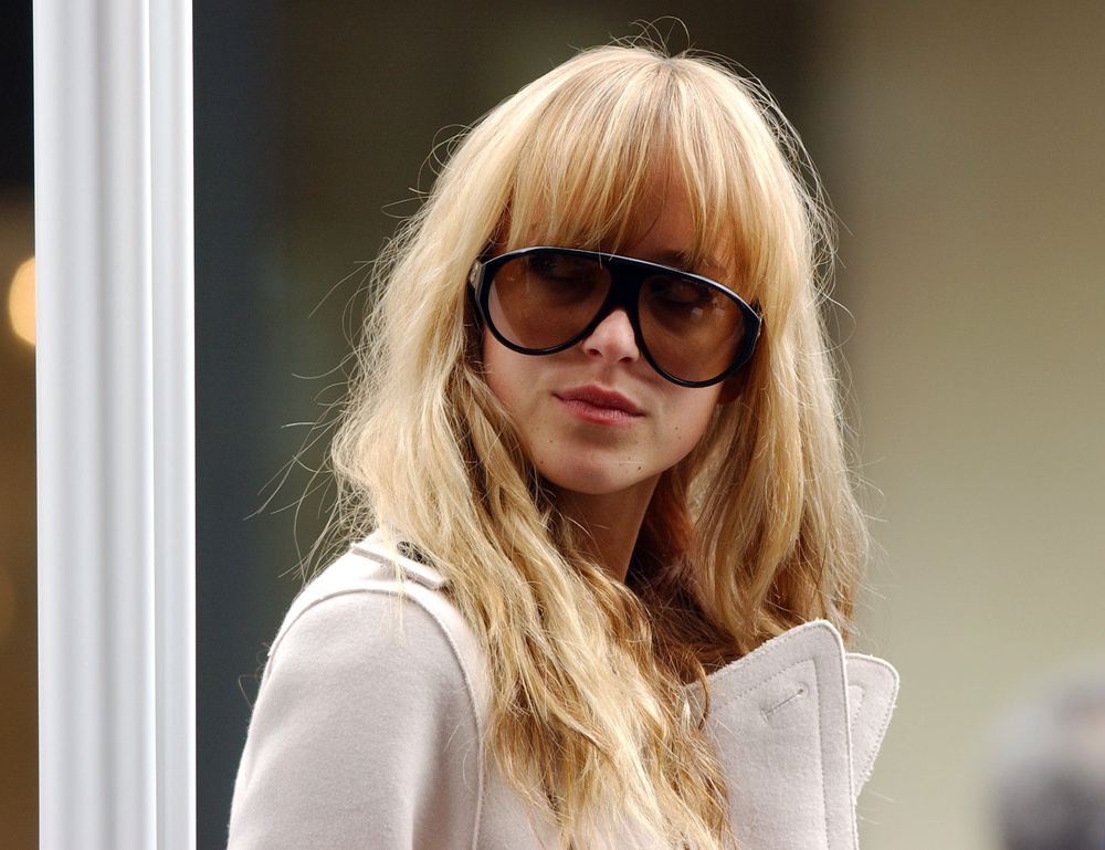 dakota-johnson-blonde-wig