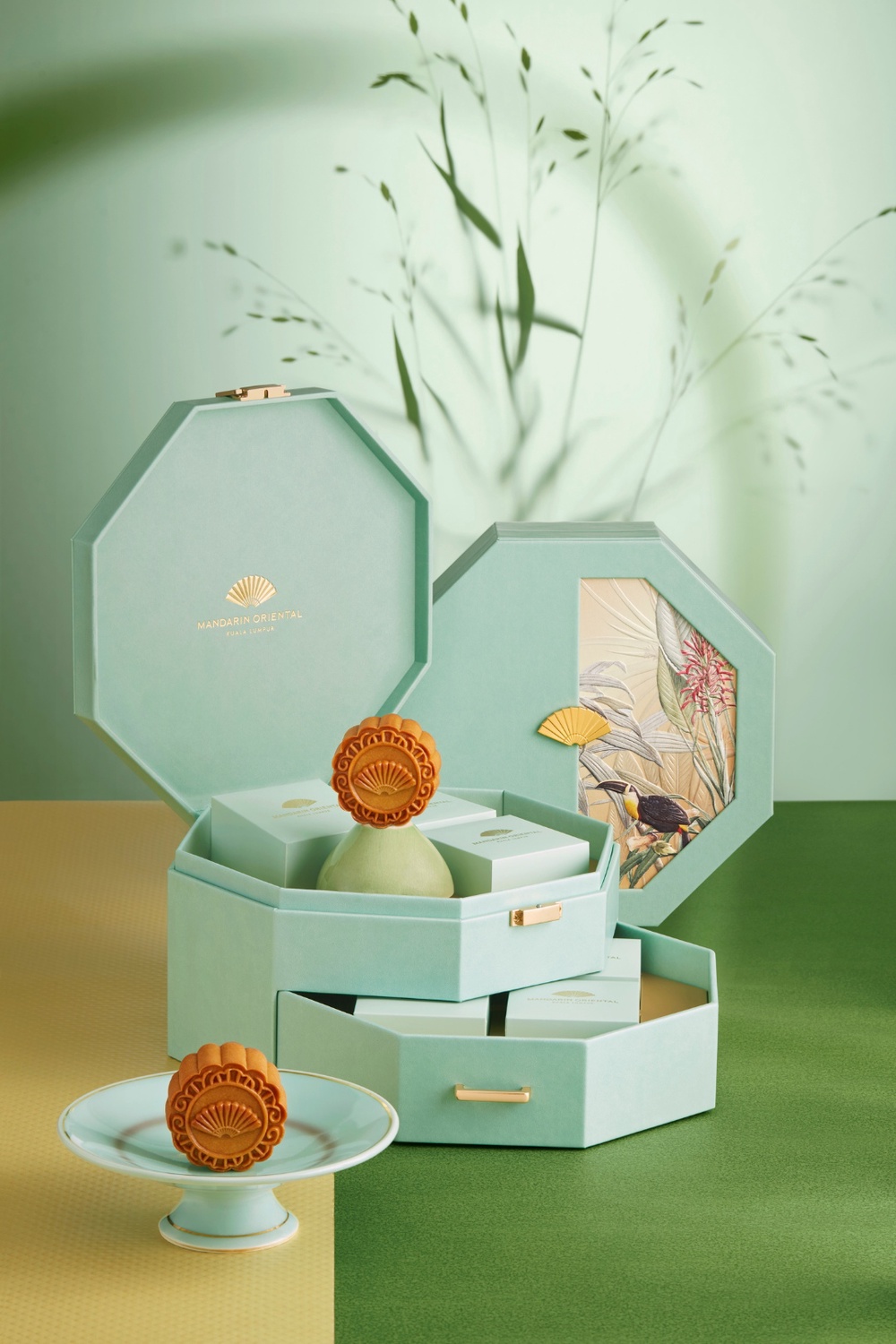 Image from: Take Mooncake Gifting to the Next Level With These Exquisite Mid-Autumn Offerings 