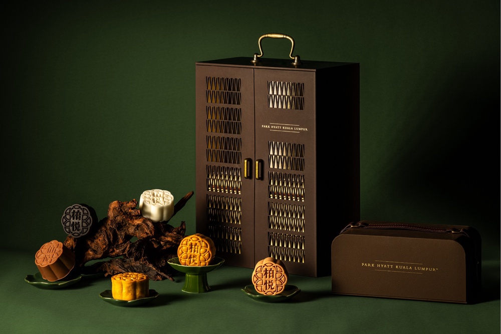 Image from: Take Mooncake Gifting to the Next Level With These Exquisite Mid-Autumn Offerings 