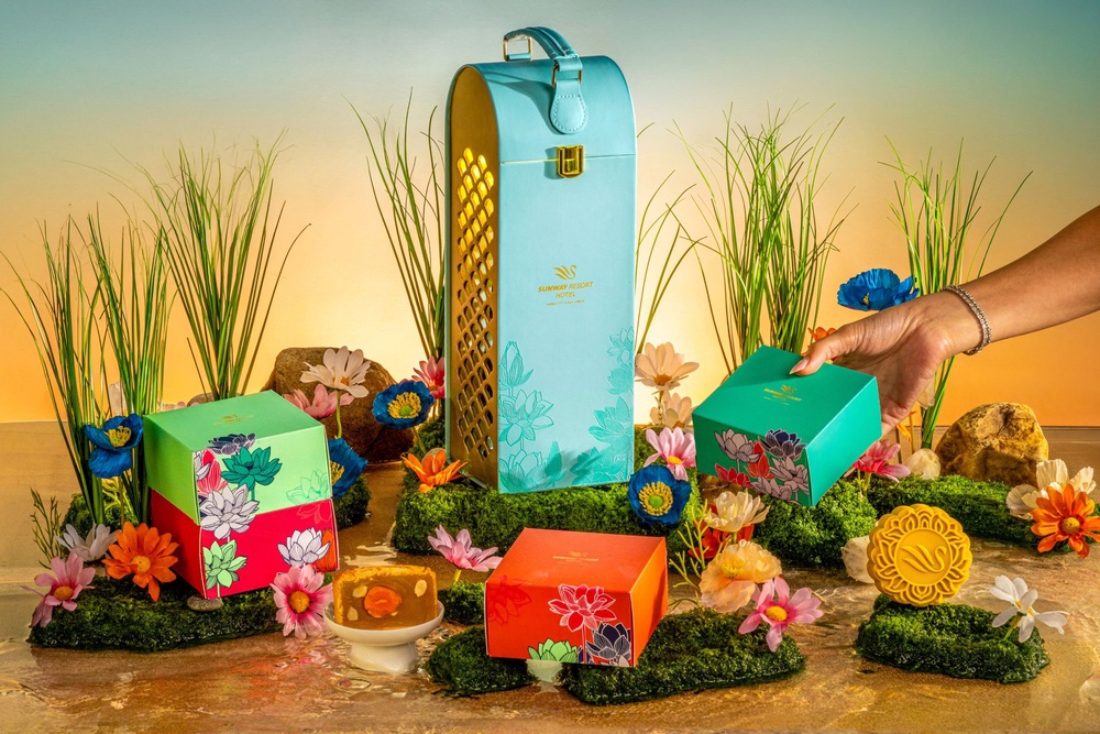 Image from: Take Mooncake Gifting to the Next Level With These Exquisite Mid-Autumn Offerings 