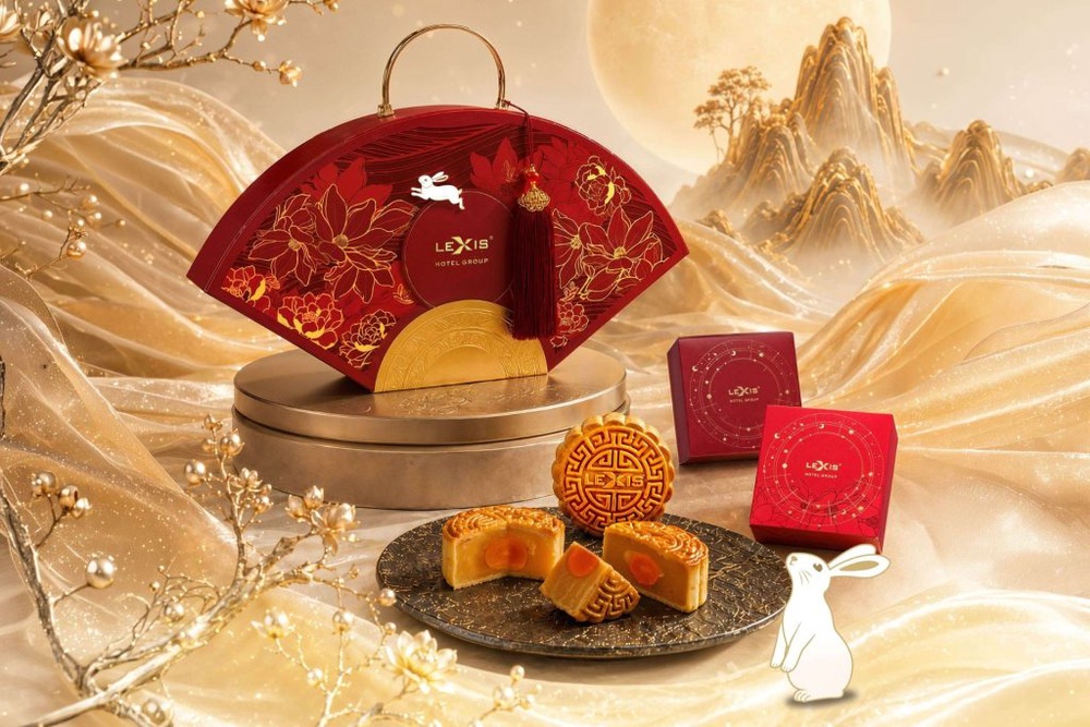 Image from: Take Mooncake Gifting to the Next Level With These Exquisite Mid-Autumn Offerings 