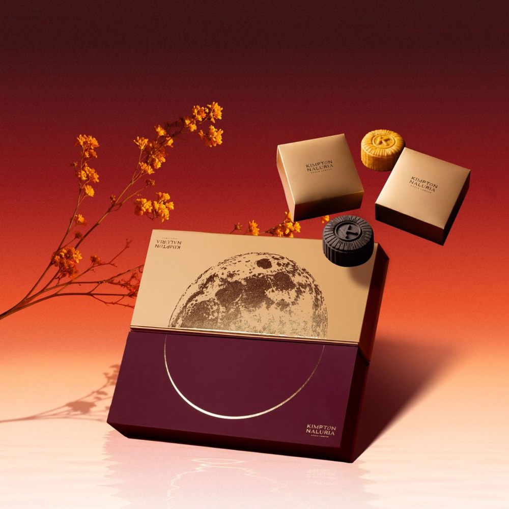 Image from: Take Mooncake Gifting to the Next Level With These Exquisite Mid-Autumn Offerings 