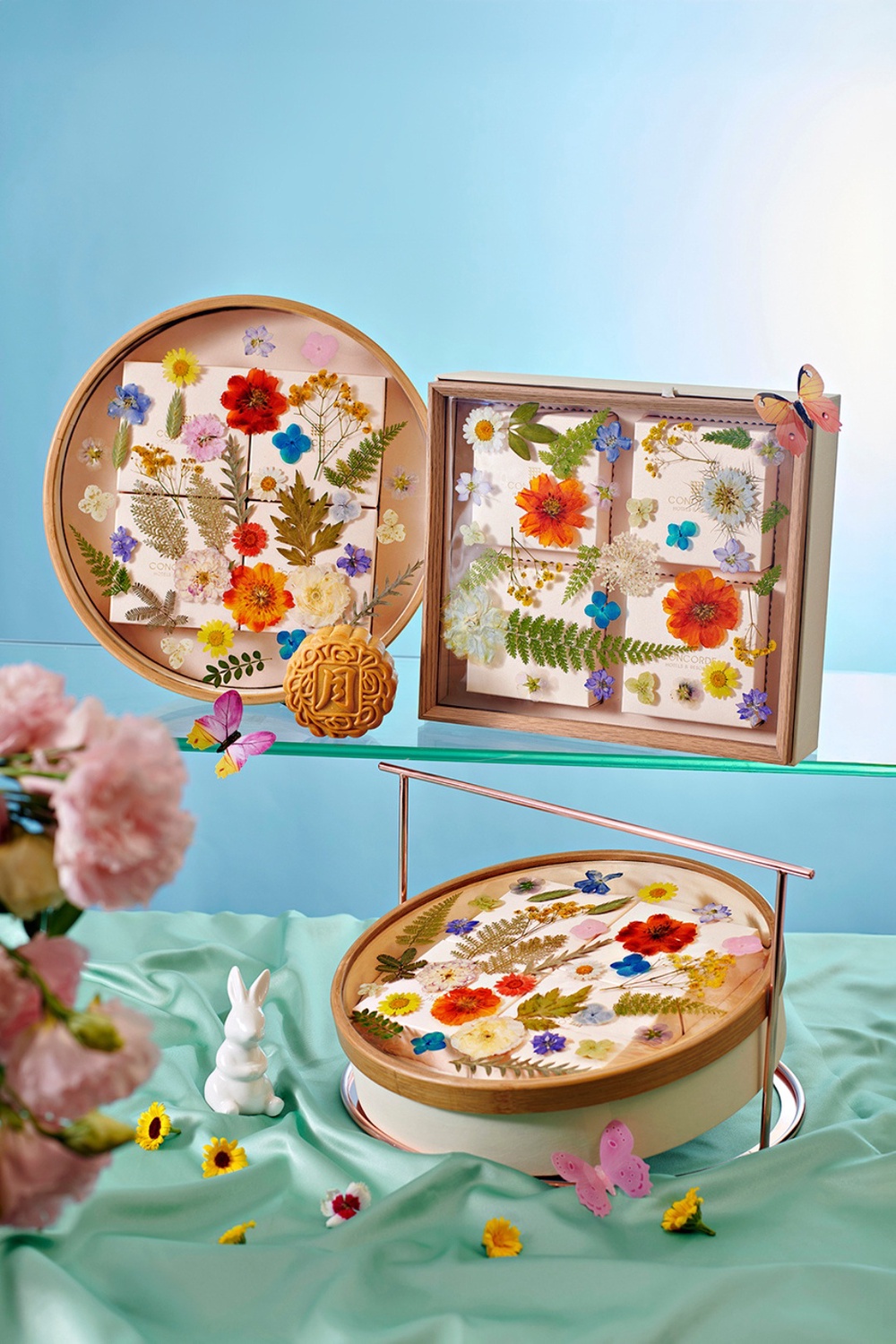 Image from: Take Mooncake Gifting to the Next Level With These Exquisite Mid-Autumn Offerings 