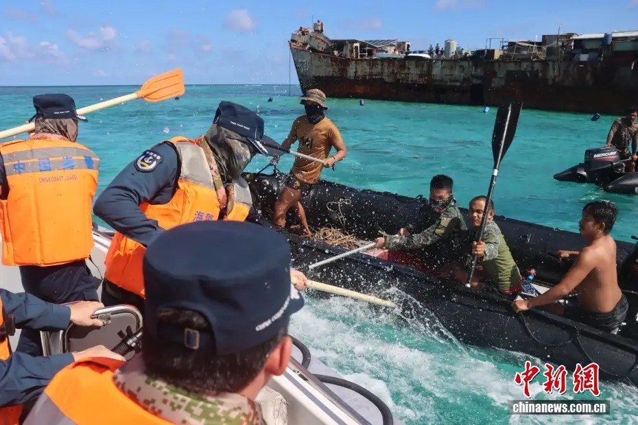 Image from: 仁爱礁爆发冲突  中菲海警“船桨警棍”互搏