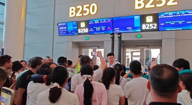 Image from: 航班晚点4小时 航空公司发过期泡面