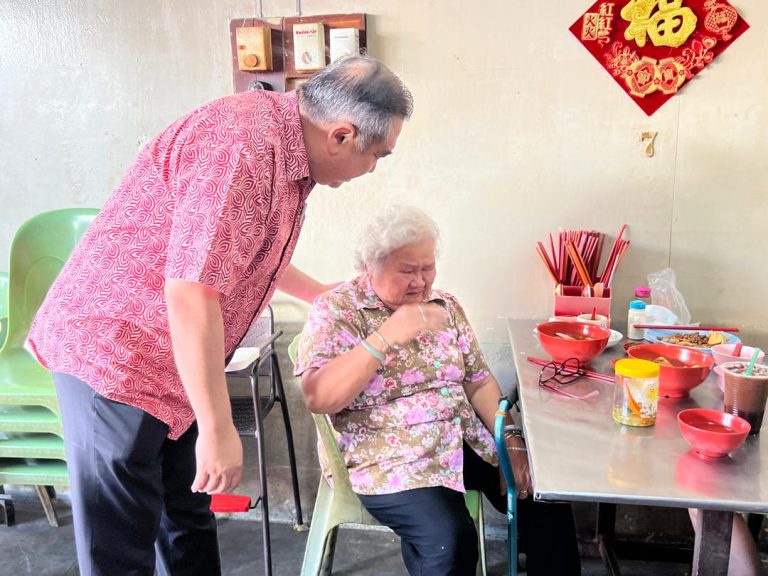 Image from: 陆兆福重返真纳谢票  村民拥抱打气“等你回来”