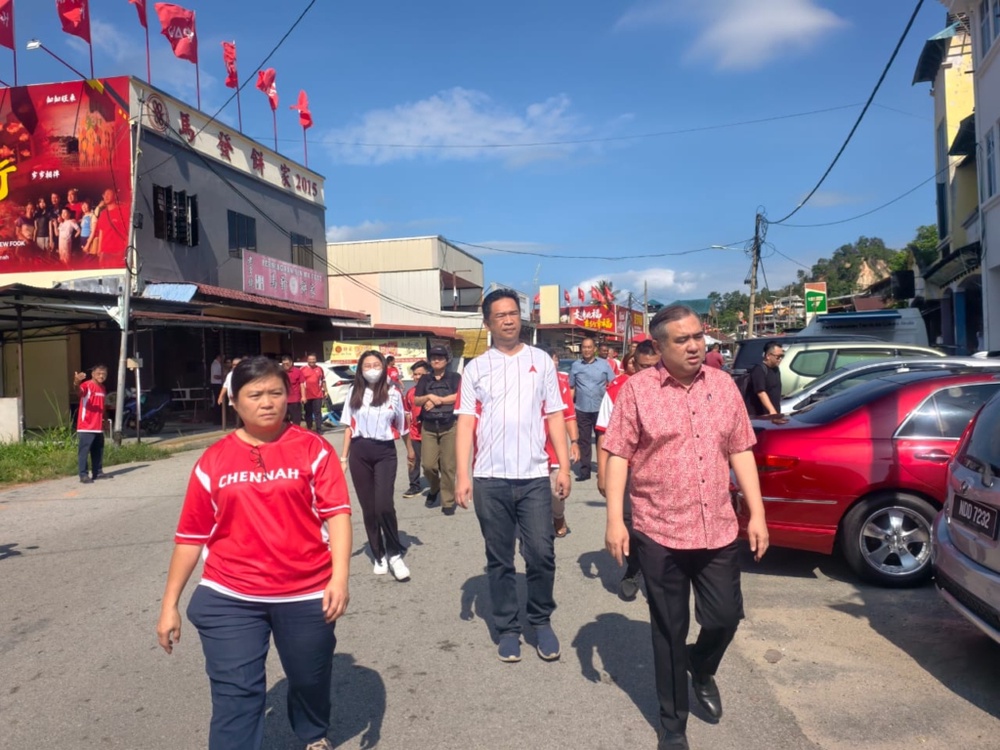 Image from: 陆兆福重返真纳谢票  村民拥抱打气“等你回来”
