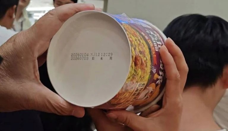 Image from: 航班晚点4小时 航空公司发过期泡面