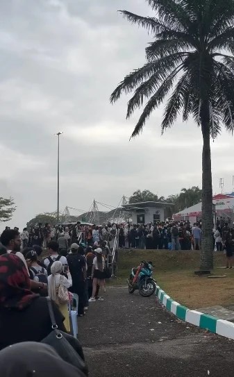 Image from: 雪邦F1首日人潮爆满  场外严重塞车入口大排长龙