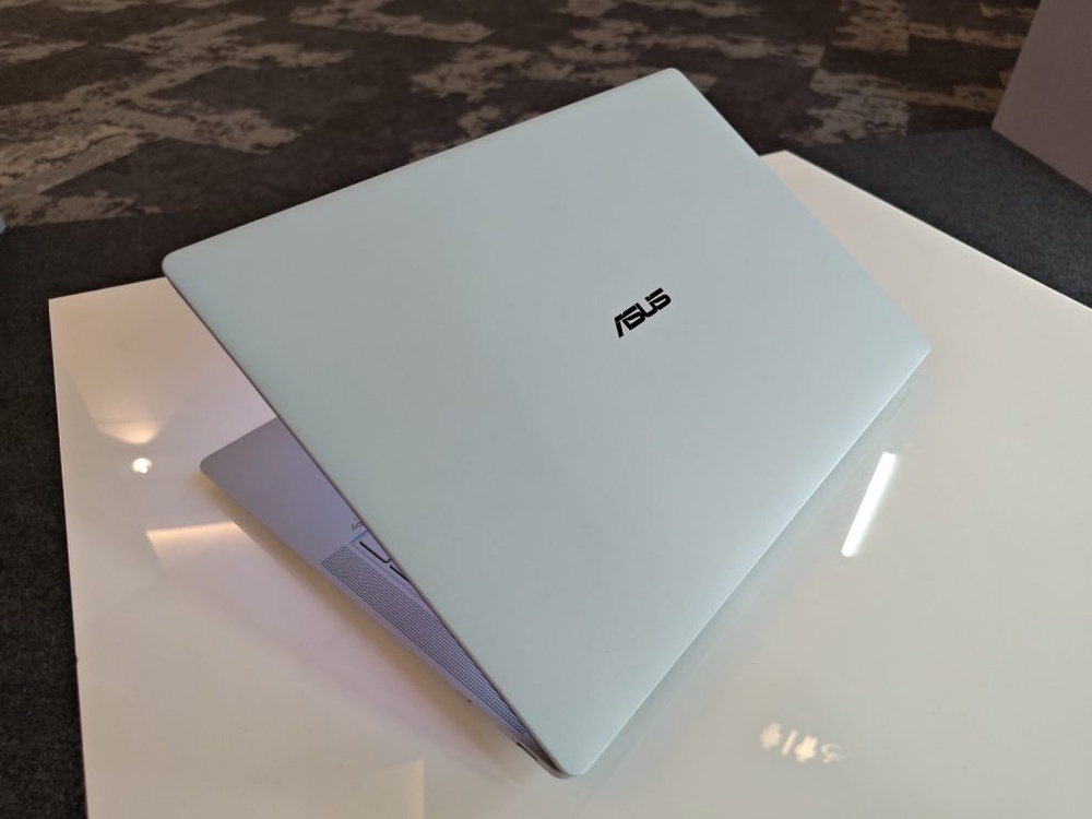 Image from: ASUS ExpertBook Ultra dilancar di Malaysia, laptop ringan 0.99kg, skrin Tandem OLED 3K & Intel Core Ultra X7