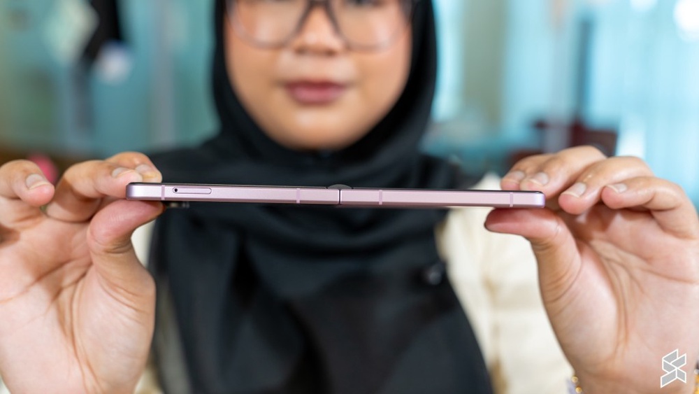 Image from: Samsung Galaxy Z Flip 8 rasmi: Rekaan lebih nipis, bateri 4,300mAh & FlexWindow lebih pintar