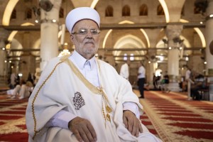 Image from: Ratusan peneroka Israel menyerbu masuk ke Masjid Al-Aqsa, manakala Netanyahu bermegah di bawah Tembok Al-Buraq dengan berkata: “Kami Akan Tetap di Sini.”