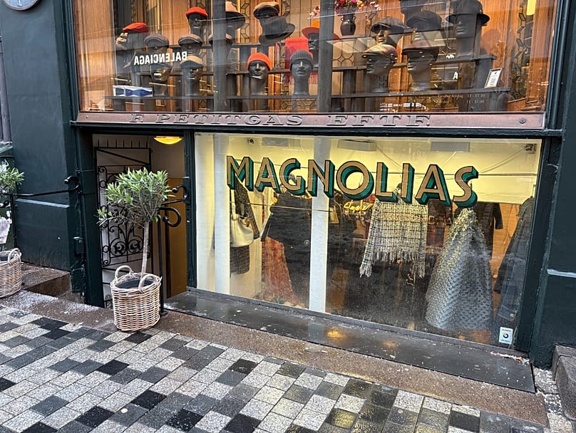 The perfect spot for women who value lightness, natural ease and unfussy fashion. 