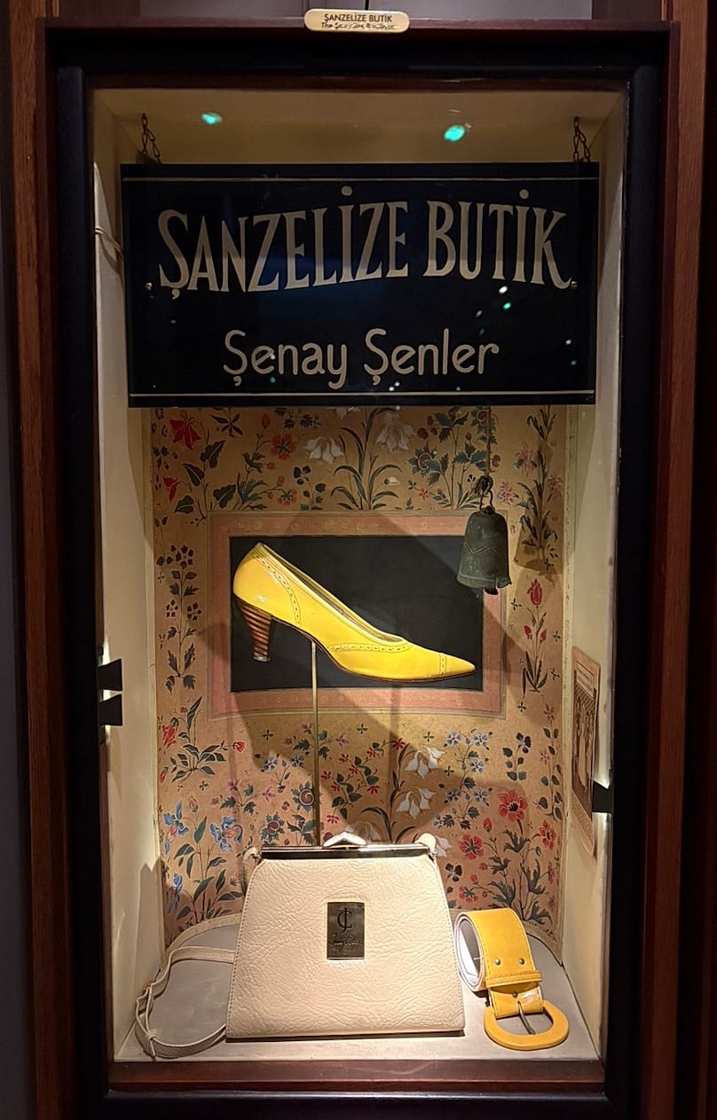 The Jenny Colon bag, one of the important objects of the novel and the museum, and the shoes and belt of the heroine Füsun Keskin.