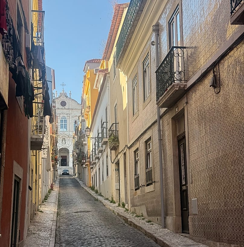 Rua do Vale, with the Igreja das Mercês at the far end