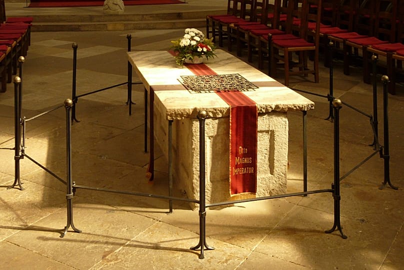 The sarcophagus of Otto I, which was preserved when the previous building was destroyed by fire, was later placed in the high choir of the 