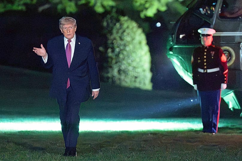 US President Donald Trump waves to reporters as he walks on the South Lawn upon his arrival to the White House, 17 April, 2026
