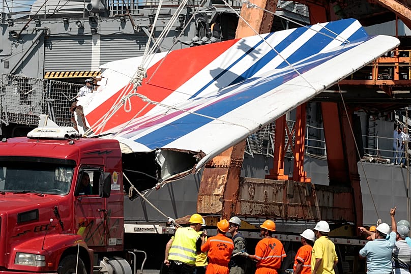 Workers unloading debris belonging to Air France flight AF447 from the Brazilian Navy's Constitution Frigate in the port of Recife, 14 June, 2009 