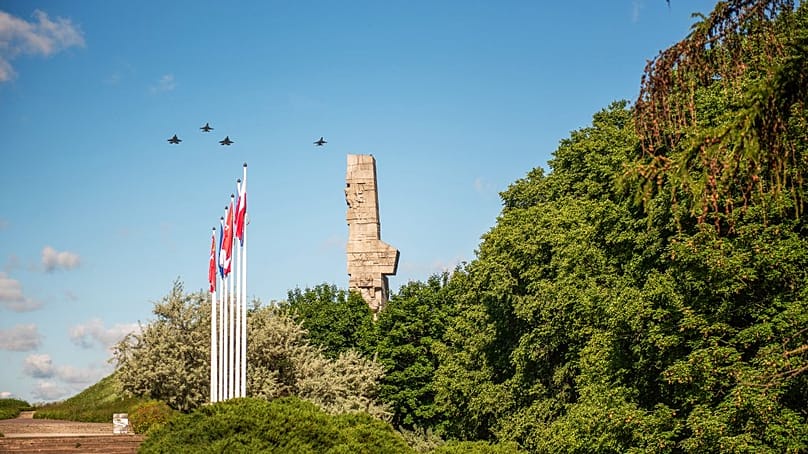 The first Polish F-35s escorted by F-16 fighters over Westerplatte in Gdańsk.