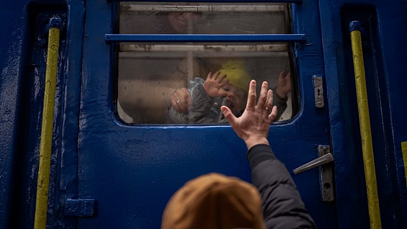 Symbolic image: A man says goodbye at Kyiv’s railway station to his wife and his two-year-old son, who are travelling by train to Lviv.