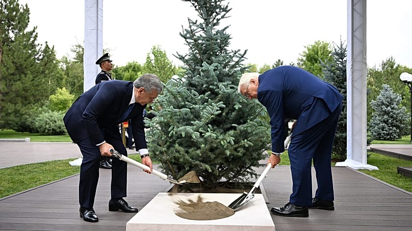 The Presidents of the two countries planted a tree on the Alley of Honored Guests