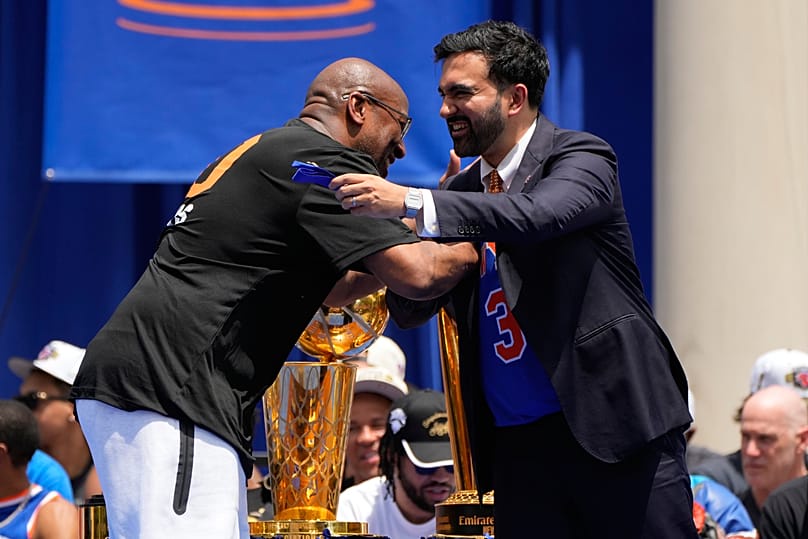 New York Knicks head coach Mike Brown embraces Mayor Zohran Mamdani during the New NBA championship parade in New York, 18 June, 2026