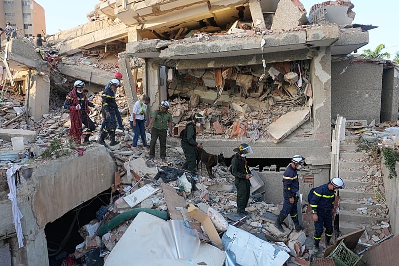 Vietnamese rescuers searches a building that collapsed during back-to-back earthquakes in Catia La Mar, 1 July, 2026