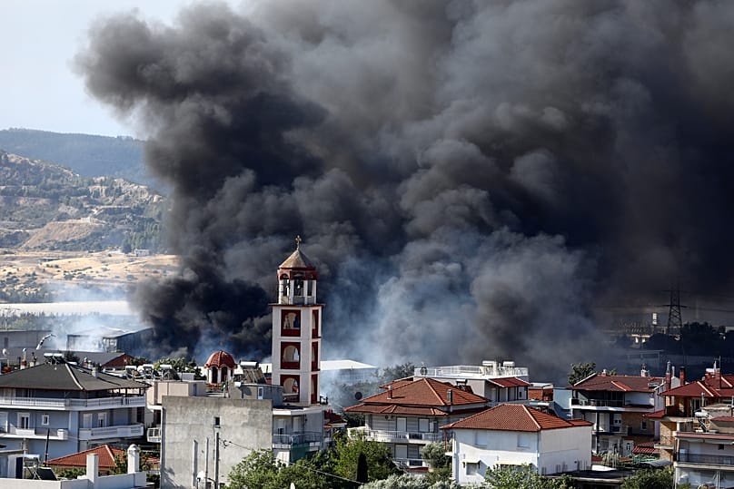 Thick smoke rises above Filothei settlement during a wildfire on the outskirts of the northern city of Thessaloniki, 5 July, 2026