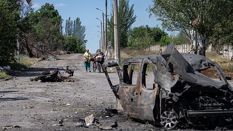 Local residents flee the frontline city of Druzhkivka, 3 July, 2026