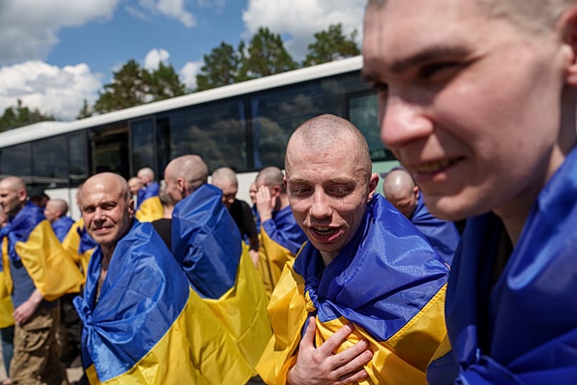 Ukrainian soldiers exit a bus after returning from captivity after a POWs exchange in Chernyhiv region, 5 June, 2026