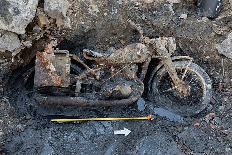 Low water level: Wehrmacht motorcycle found in the mud of the Danube in the heart of Budapest. (c) Volksbund
