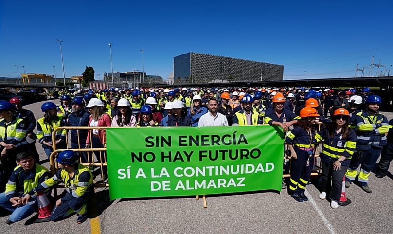 Demonstration to keep the Almaraz plant open; in the centre, Fernando Sánchez, president of the citizens' platform Yes to Almaraz, Yes to the Future.