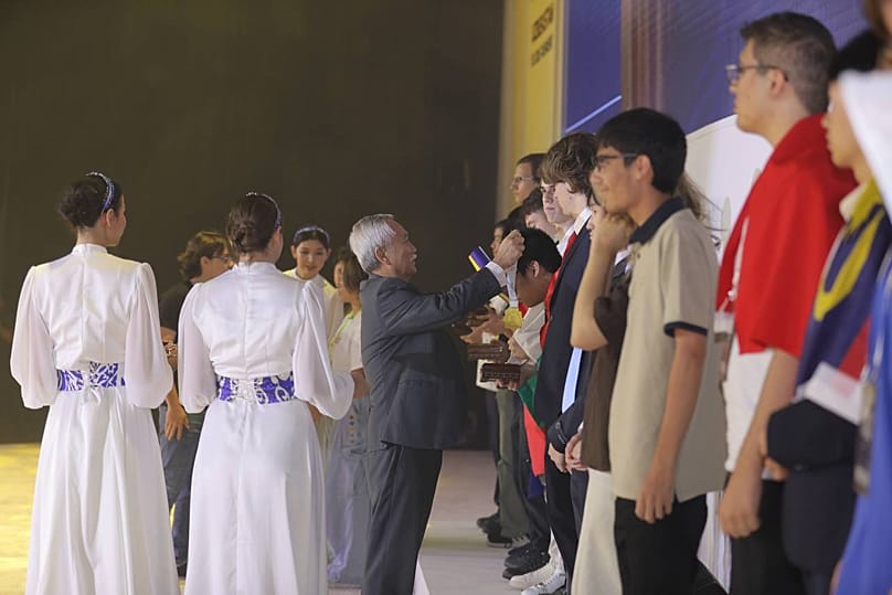 Medalists receive their awards at the IOI