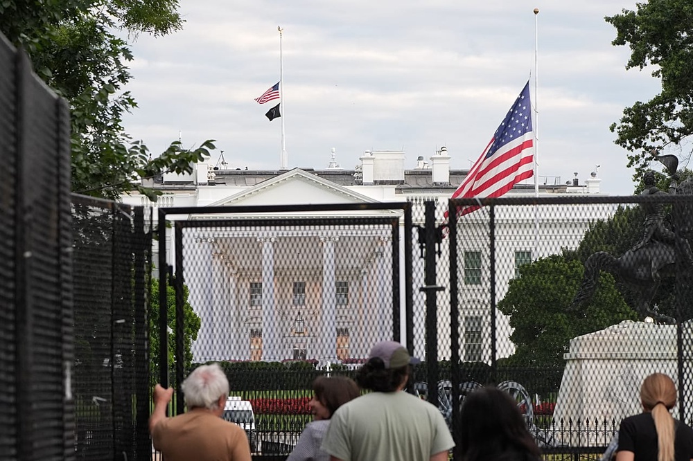 Flags fly at half staff in honour of Dolly Parton, 25 August 2026, in Washington, at the White House. 