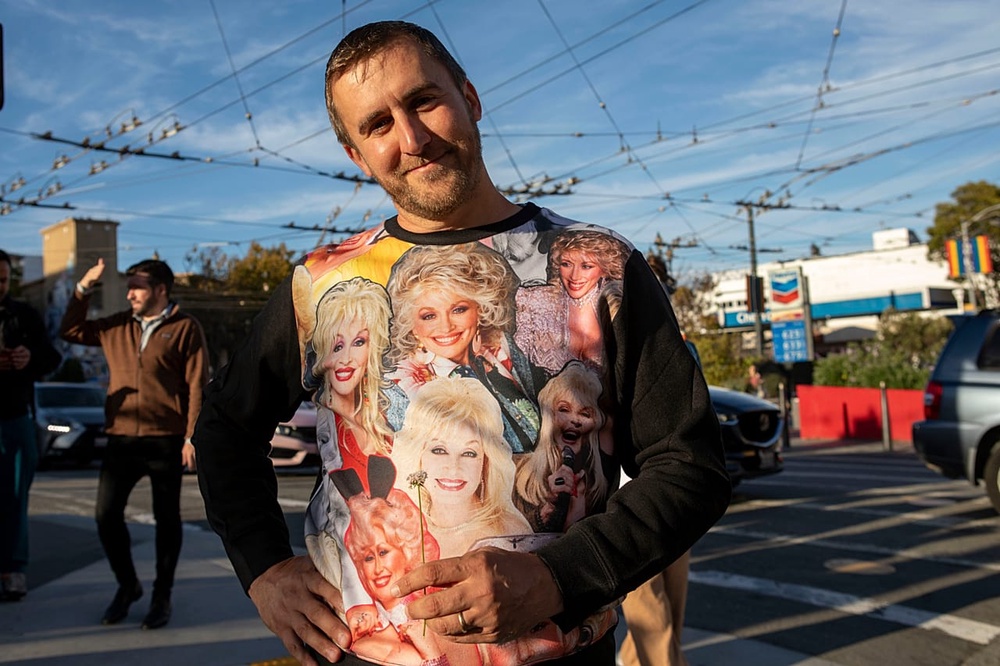 A fan of Dolly Parton gathers to celebrate the life of the country singer at Harvey Milk Plaza in the Castro District of San Francisco on Tuesday, 25 August 2026. 