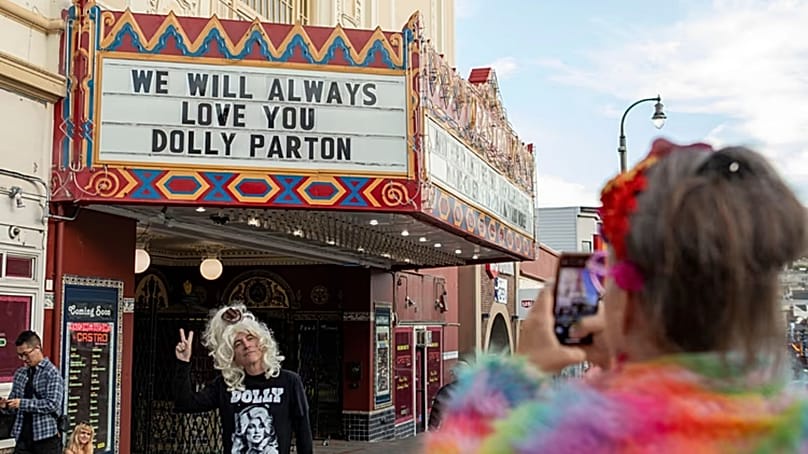 Fans pay tribute to Dolly