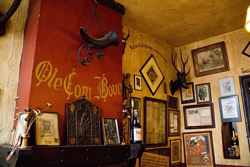 La Fleur en Papier Doré is a traditional brown café with a fascinating past