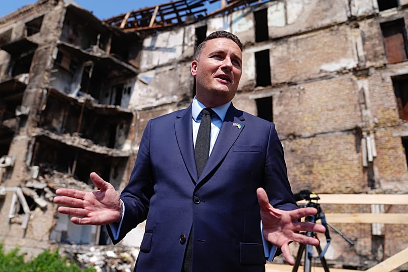 Britain's Defence Secretary Wes Streeting in front of a building damaged by Russian strikes in the Lukianivska district of Kyiv, 5 August, 2026