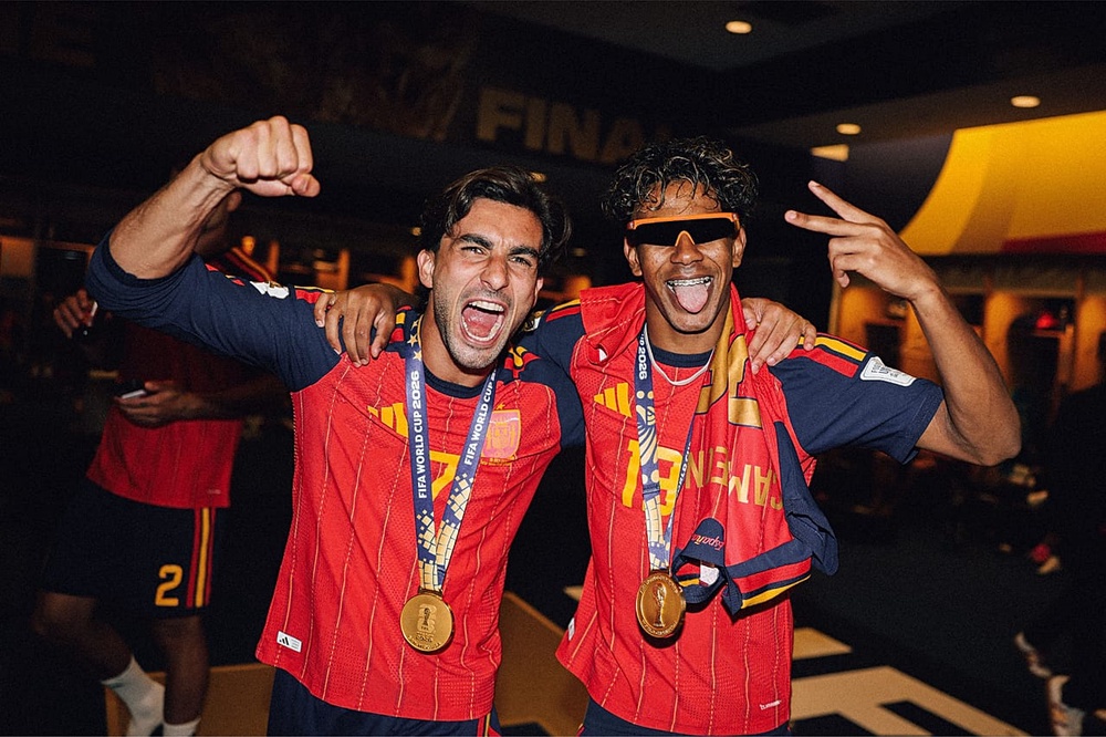 Ferran Torres and Lamine Yamal pictured in the changing room after winning the 2026 World Cup.