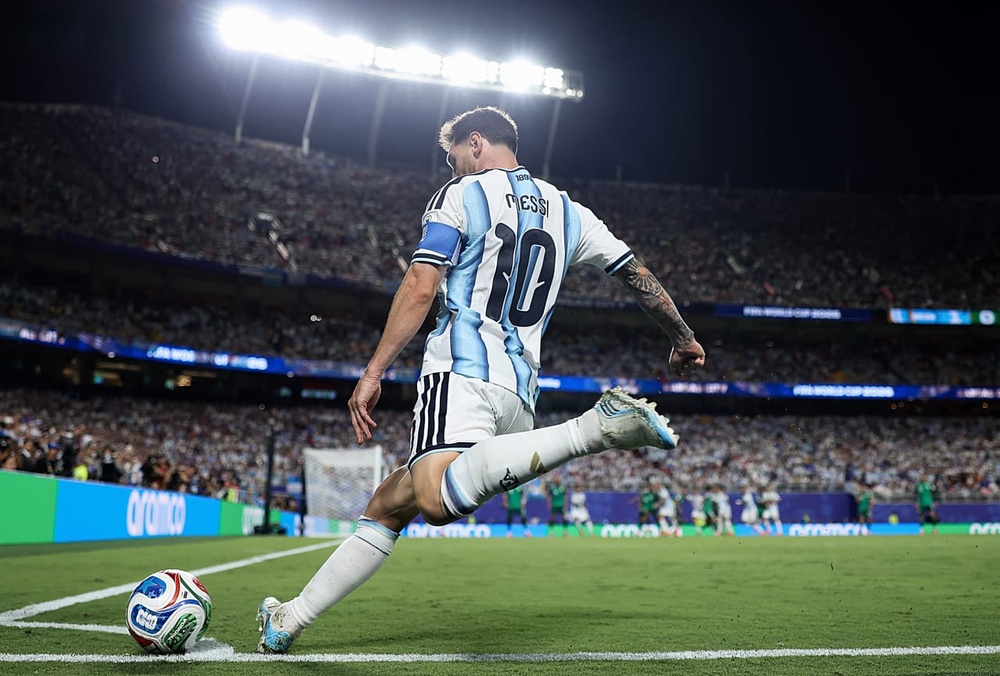 Lionel Messi taking a corner for Argentina at the 2026 World Cup 