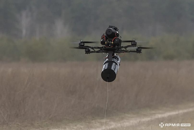 Drones with a fibre-optic reel