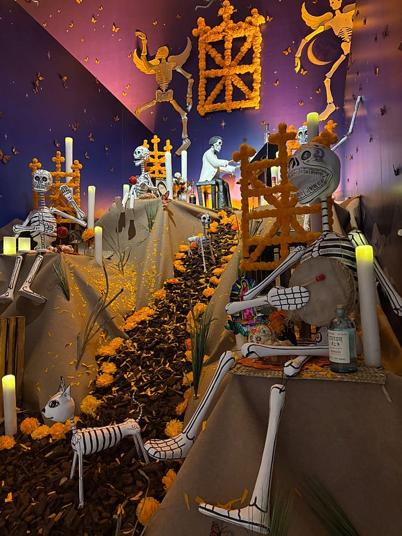 Image of the 2026 Day of the Dead altar at Casa de México in Madrid, with Agustín Lara in the background.