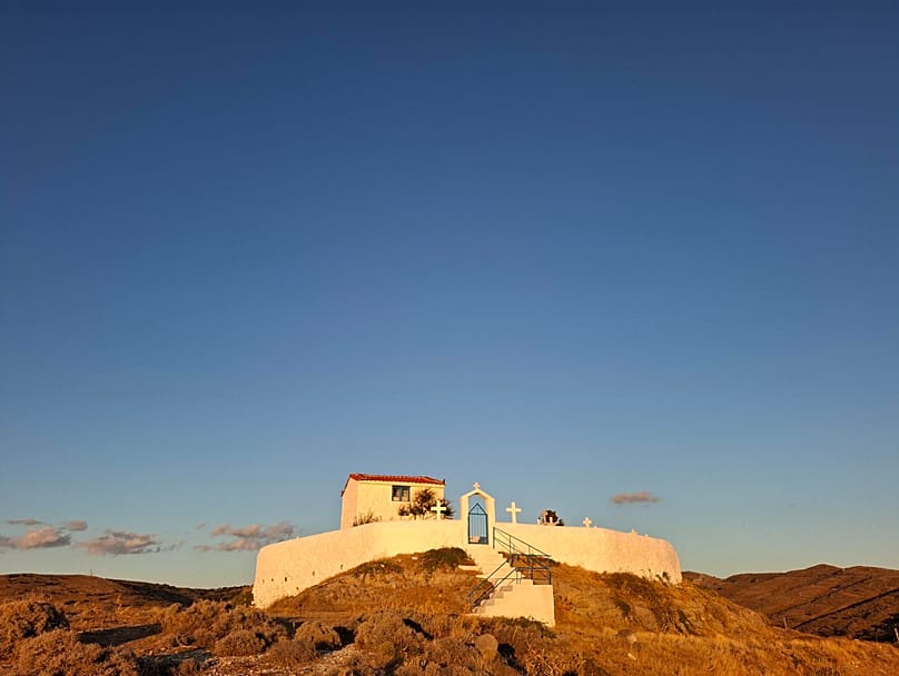Kiklikó Koimitírio, Ai Stratis’s circular cemetery, one of the most emblematic sites on the island.
