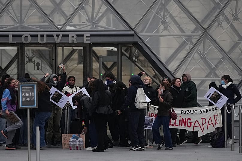 Workers block the entrance of the Louvre museum during a protests against rising living costs in Paris, 19 October, 2026