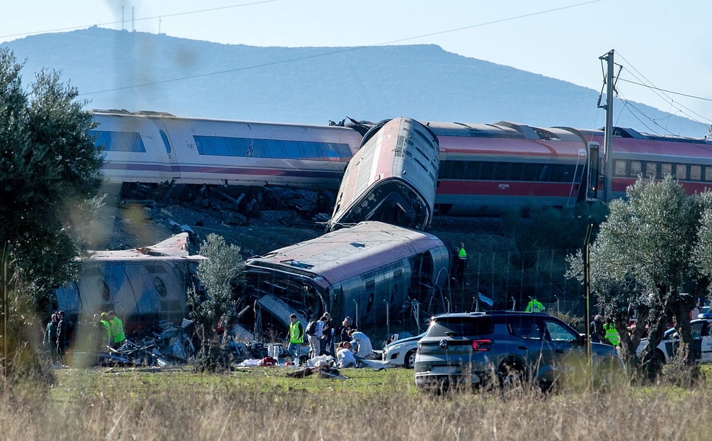 Emergency services attend to victims at the site of a crash between two trains in Urda, Spain, on Wednesday 28 October 2026. (Juanma Jiménez/Europa Press