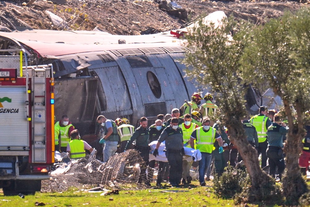Emergency services attend to the victims at the scene of a collision between two trains in Urda, Spain, on Wednesday, 28 Oct., 2026. 