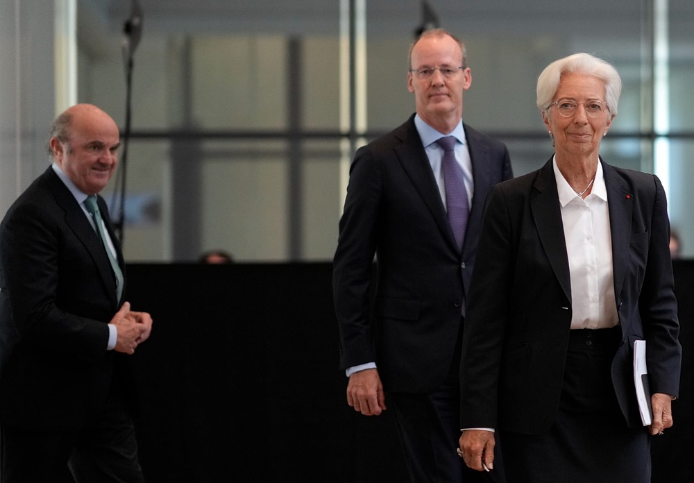 FILE. ECB President Christine Lagarde, former DNB President Klaas Knot and former ECB Vice-President Luis de Guindos at a press conference in Amsterdam, 9 June 2022