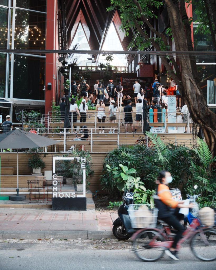 where to eat near lumpini park the commons